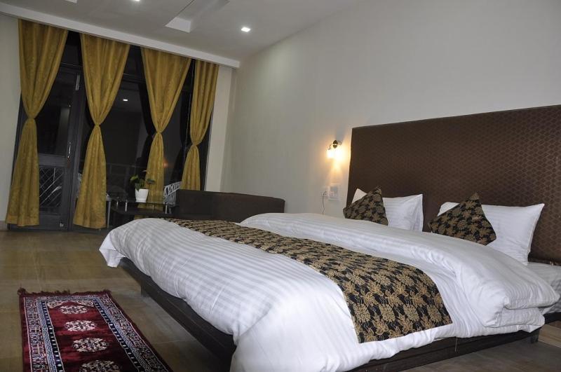 Oyo 28425 Dal Lake Resort Дармсала Екстер'єр фото